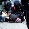 Policja brutalnie tłumi demonstracje w Hongkongu.
