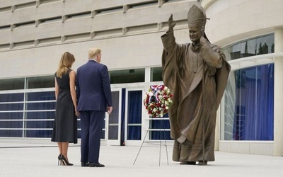 Prezydent Trum wraz z żoną w sanktuarium Jana Pawła II