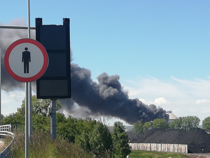 Pożar złomowiska samochodów w gdańskim porcie