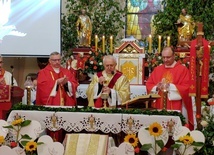 Jubilat w czasie Mszy św. w otoczeniu zaprzyjaźnionych kapłanów.