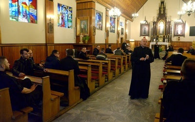 Spotkanie przewodników poprowadził ks. Mirosław Kszczot (stoi w środku nawy kościoła), dyrektor Pieszej Pielgrzymki Diecezji Radomskiej na Jasną Górę.