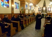 Spotkanie przewodników poprowadził ks. Mirosław Kszczot (stoi w środku nawy kościoła), dyrektor Pieszej Pielgrzymki Diecezji Radomskiej na Jasną Górę.