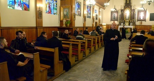 Spotkanie przewodników poprowadził ks. Mirosław Kszczot (stoi w środku nawy kościoła), dyrektor Pieszej Pielgrzymki Diecezji Radomskiej na Jasną Górę.