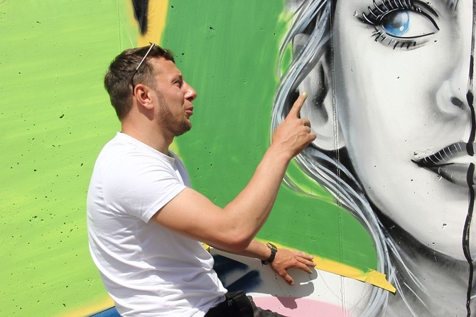 Cukin maluje graffiti wokół hospicjum