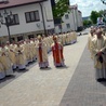 Po Mszy św. celebransi przeszli z bazyliki na plac przed Ostrą Bramą, gdzie zostali zawierzeni przez ordynariusza Matce Bożej.