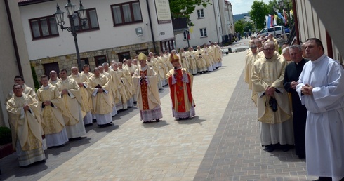 Po Mszy św. celebransi przeszli z bazyliki na plac przed Ostrą Bramą, gdzie zostali zawierzeni przez ordynariusza Matce Bożej.