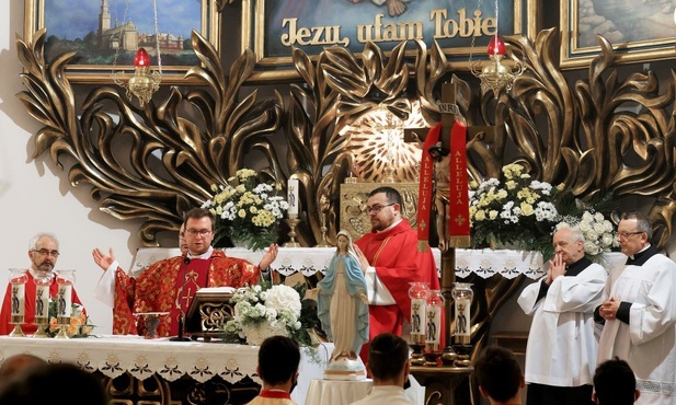 Ks. Maciej Godzieszka podczas prymicyjnej Eucharystii