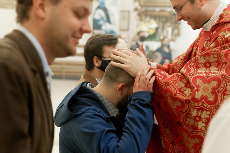 Ze wzruszeniem obecni w świątyni przyjęli błogosławieństwo prymicyjne ks. Macieja