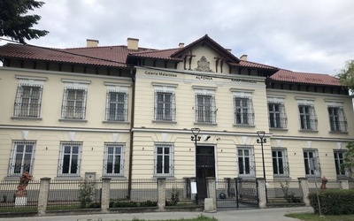 Galeria Alfonsa Karpińskiego w Stalowej Woli mieści się w byłym sądzie.