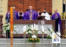 Uroczystości pogrzebowe pod przewodnictwem bp. Ignacego Deca.