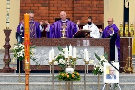 Uroczystości pogrzebowe pod przewodnictwem bp. Ignacego Deca.