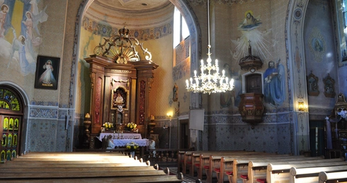 Kościół w Łopacinie - lokalne sanktuarium maryjne, w którym jeden z większych odpustów jest odprawiany na Zielone Świątki - Zesłanie Ducha Świętego.