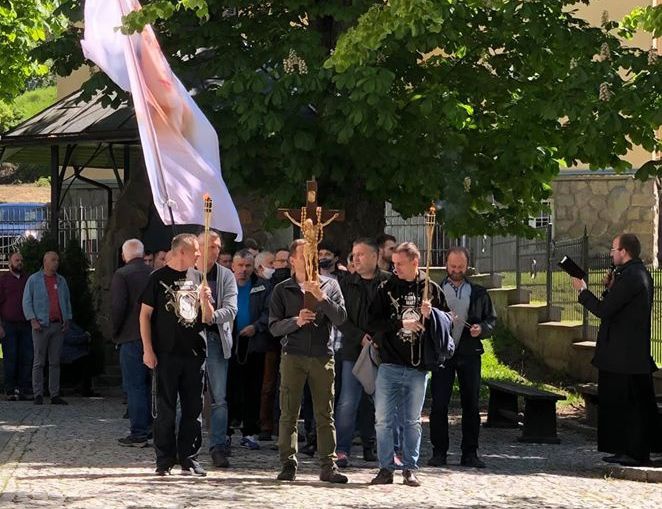 Krynica. Modlący się mężczyźni wzbudzili niemałe zainteresowanie turystów