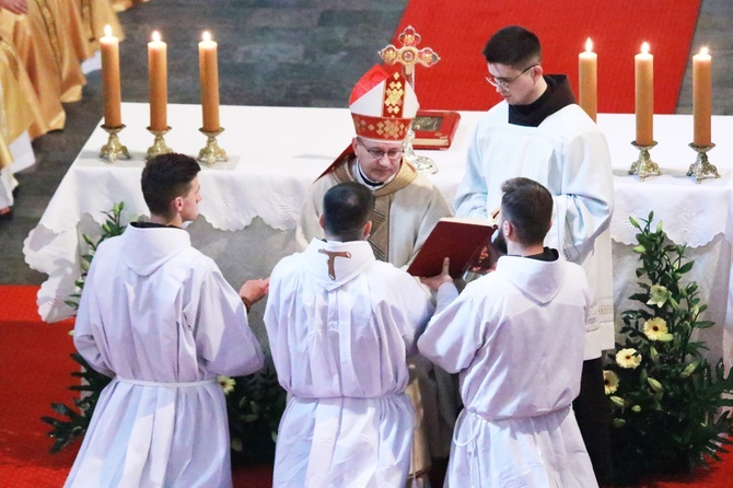 Święcenia kapłańskie i diakonatu w zakonie bernardynów