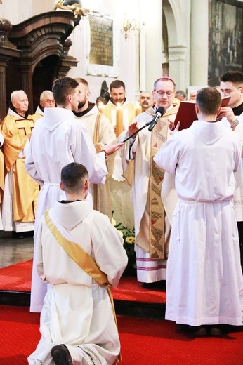 Święcenia kapłańskie i diakonatu w zakonie bernardynów