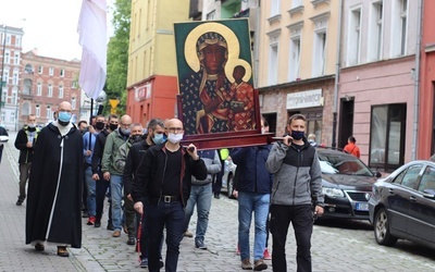 Początek procesji różańcowej spod kościoła pw. św. Józefa Obl. NMP w Świdnicy.