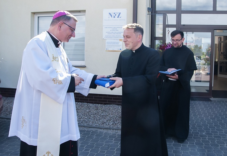 Prezent dla darłowskiego hospicjum 