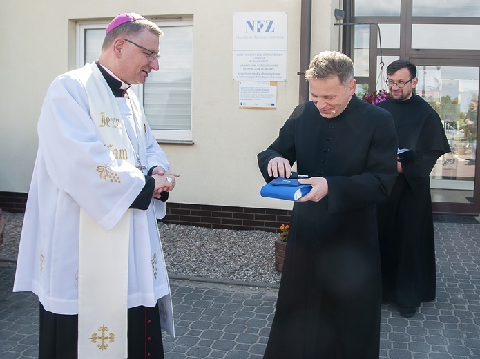 Prezent dla darłowskiego hospicjum 