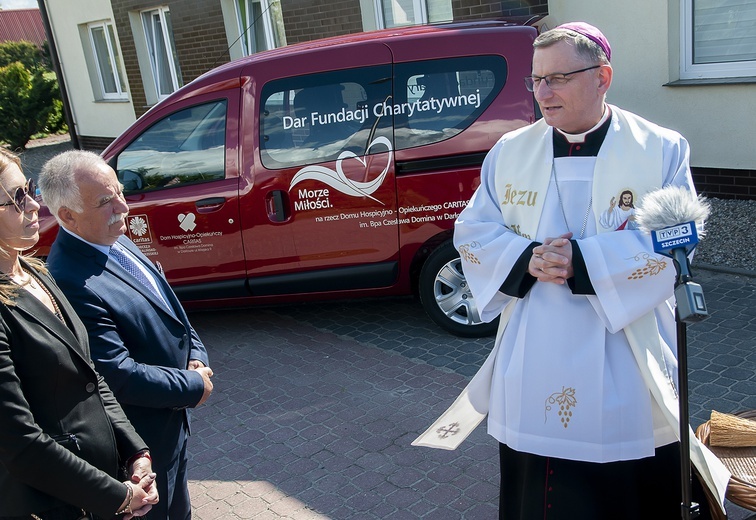 Prezent dla darłowskiego hospicjum 
