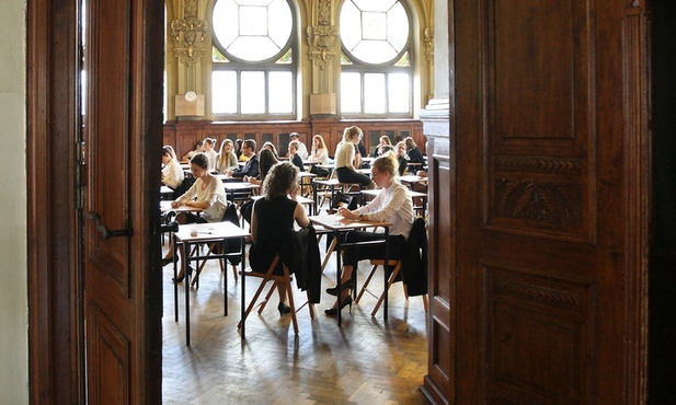 Maturzyści przyjdą wcześniej do szkół; wejdą w maseczkach, egzamin napiszą bez nich 