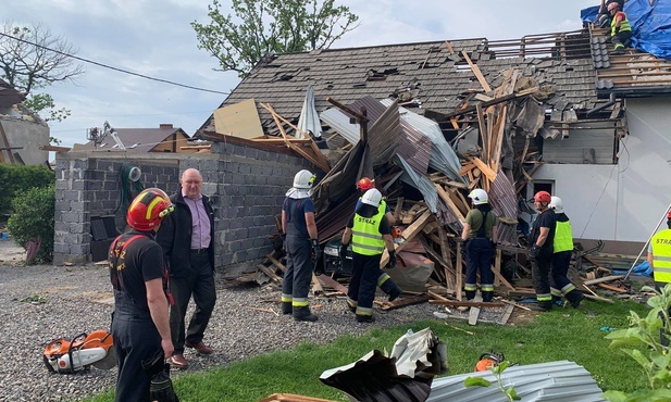 Bestwina. Trąba powietrzna uszkodziła ponad 20 dachów we wsi Kaniów. 