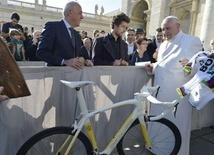 Dzisiaj na aukcję "We Run Together" papież wystawił rower Petera Sagana, wielokrotnego mistrza świata ze Słowacji.