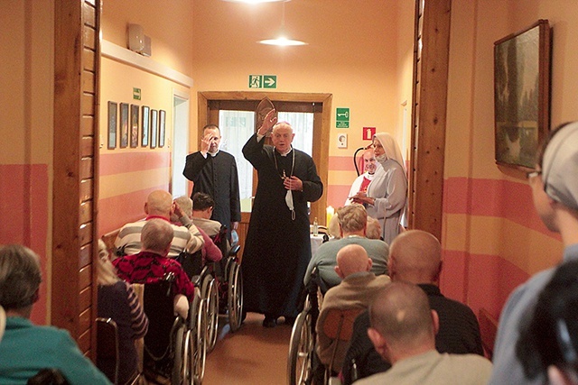 Biskup Kiernikowski pobłogosławił pacjentów.