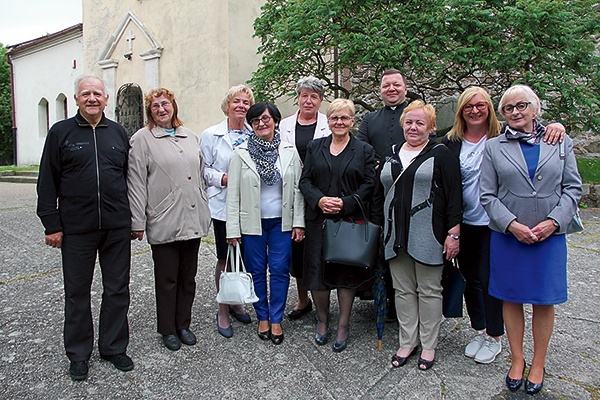 ▲	To tylko część osób zaangażowanych w Apostolat Margaretka w Nowogrodzie Bobrzańskim. 4 czerwca w modlitwie towarzyszył im ks. Leszek Cioch.