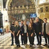 ▲	Młodzi ze Skierniewic 4 czerwca modlili się w kaplicy Cudownego Obrazu.