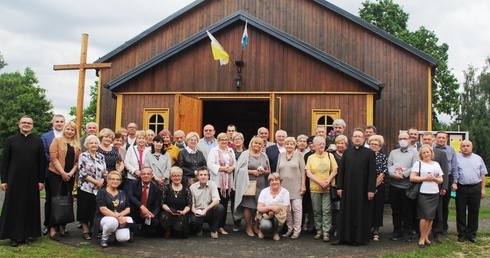 Wykładowcy i słuchacze Szkoły Biblijnej im. św. Hieronima. Od lewej ks. Michał Faryna i ks. Tadeusz Mazur. Między słuchaczami ks. Jacek Kucharski, a obok niego z lewej Leszek Wianowski.