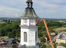 Prace konserwatorskie przy świątyni.