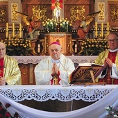 Ks. Czesław Wala, z lewej, podczas sprawowania Eucharystii w rudnickim kościele (rok 2017).