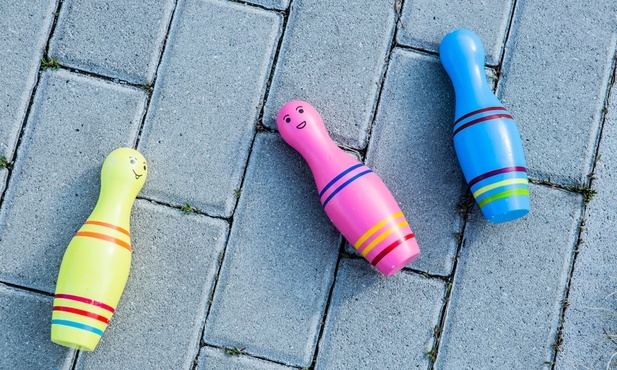 Twórcy projektu "Lato na podwórku" przekonują, że do dobrej zabawy potrzeba niewiele.