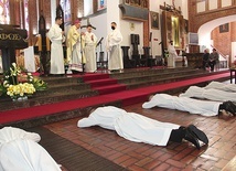 Kandydaci na diakonów padli na twarz, prosząc o wstawiennictwo świętych.