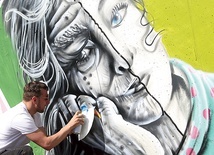 Portrety wymagają wykończenia. Oczy postaci będą wpatrzone w marzenia z młodości.