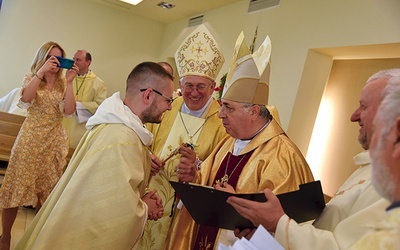 W ostatnich tygodniach kapłan otrzymał krzyże misyjne, które zabierze ze sobą – jeden od nuncjusza apostolskiego w Polsce (na zdjęciu), a drugi od bp. Piotra Libery.