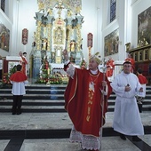 Ordynariusz błogosławi odnowione wnętrze świątyni.