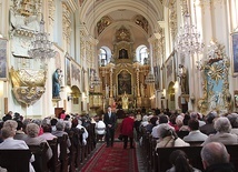 Kościół w Białej jest mocno związany z losami rodów Wojtyłów i Kaczorowskich.