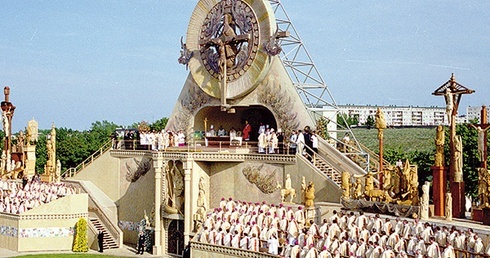 ▲	Jan Paweł II odprawiał Mszę św. przy ołtarzu zaprojektowanym przez Mariana Kołodzieja, gdańskiego artystę i scenografa teatralnego.