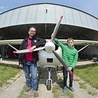 Bartek (z prawej) z tatą Michałem przed hangarem, przy samolocie FK-9  wujka Stanisława