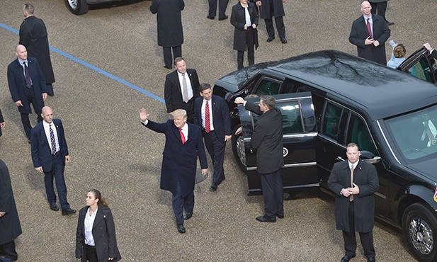 Prezydenta Stanów Zjednoczonych  niemal nie widać spoza agentów  Secret Service