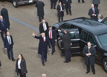 Prezydenta Stanów Zjednoczonych  niemal nie widać spoza agentów  Secret Service