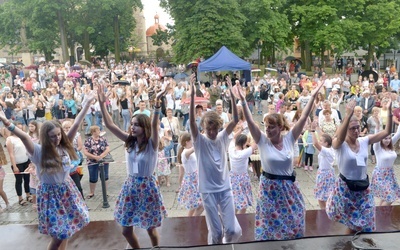 Radosne uwielbienie Pana Boga podczas ubiegłorocznego Festiwalu BODY na szydłowieckim Rynku Wielkim.