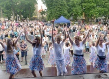 Radosne uwielbienie Pana Boga podczas ubiegłorocznego Festiwalu BODY na szydłowieckim Rynku Wielkim.