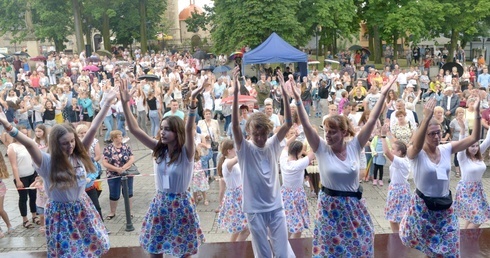 Radosne uwielbienie Pana Boga podczas ubiegłorocznego Festiwalu BODY na szydłowieckim Rynku Wielkim.