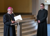 Abp Sławoj Leszek Głódź wręczył kapłanom dekrety kierujące do nowych zadań duszpasterskich.