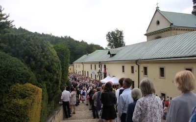 Karmelici bosi z Czernej odwołują tradycyjną procesję Bożego Ciała