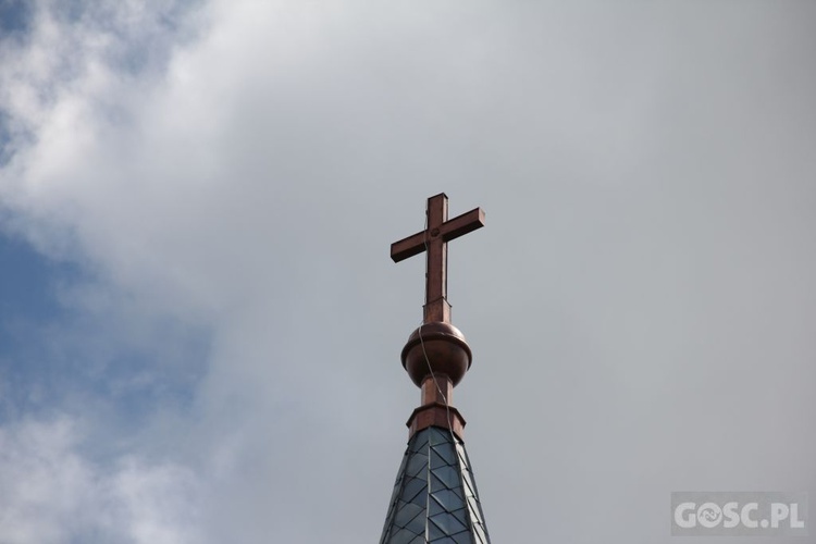 Kościół w Lutolu Suchym rok po pożarze