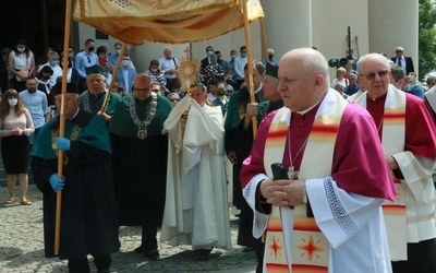 Proceja Bożego Ciała przed archikatedrą.