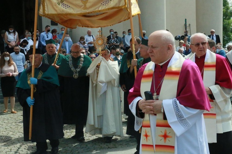 Proceja Bożego Ciała przed archikatedrą.